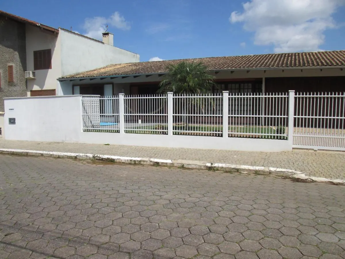 Alugo Casa Em Penha Sc Com Piscina 50 Metros Da Praia 4 Qtos 2 Ar 2 Bh E Top פנייה